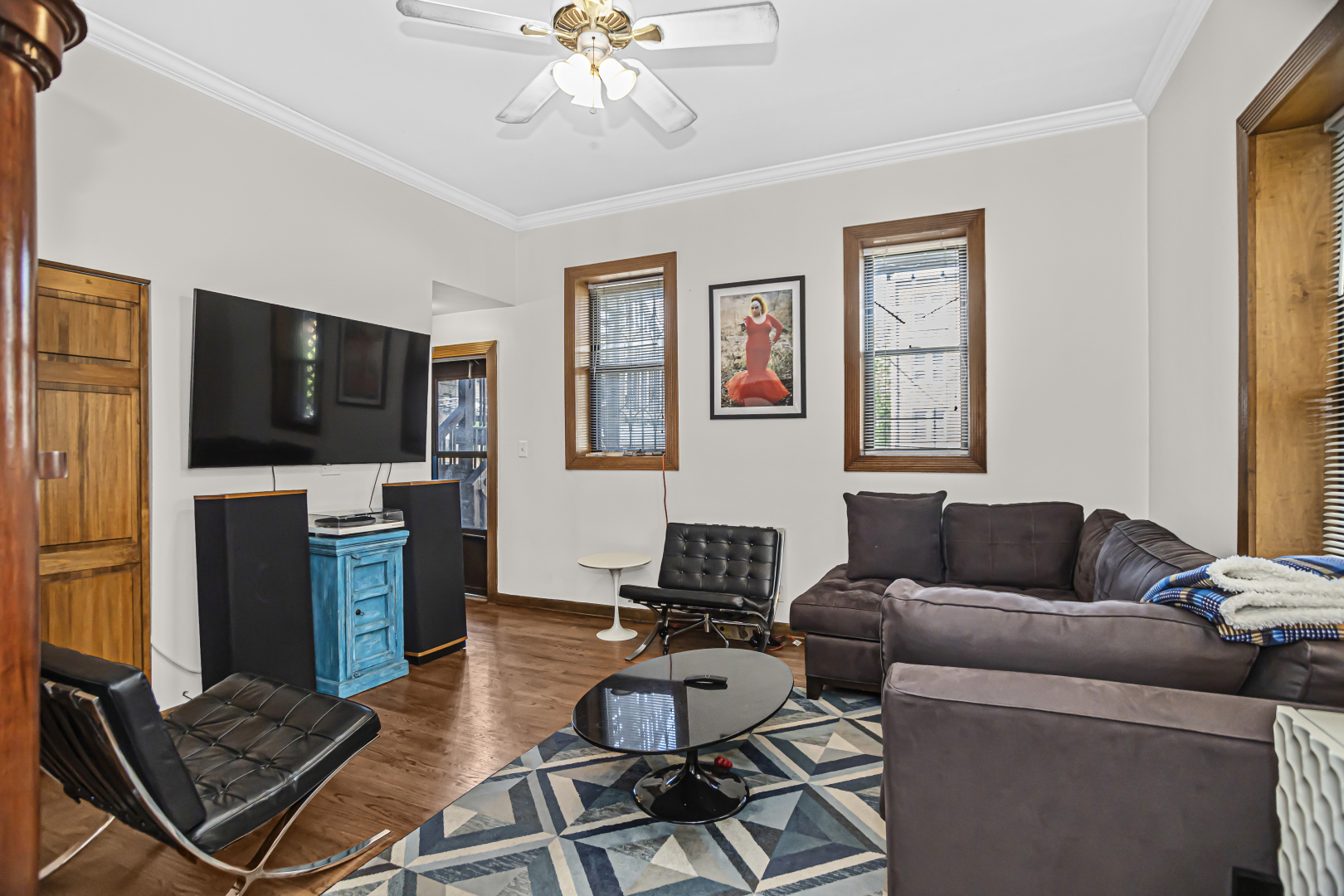4030 North Sheridan Road, Unit 1R Chicago, IL 60613 - Photo 3 of 16 a living room with furniture and a flat screen tv