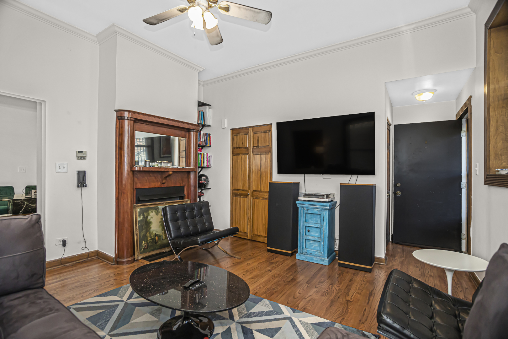4030 North Sheridan Road, Unit 1R Chicago, IL 60613 - Photo 4 of 16 a living room with furniture and a flat screen tv