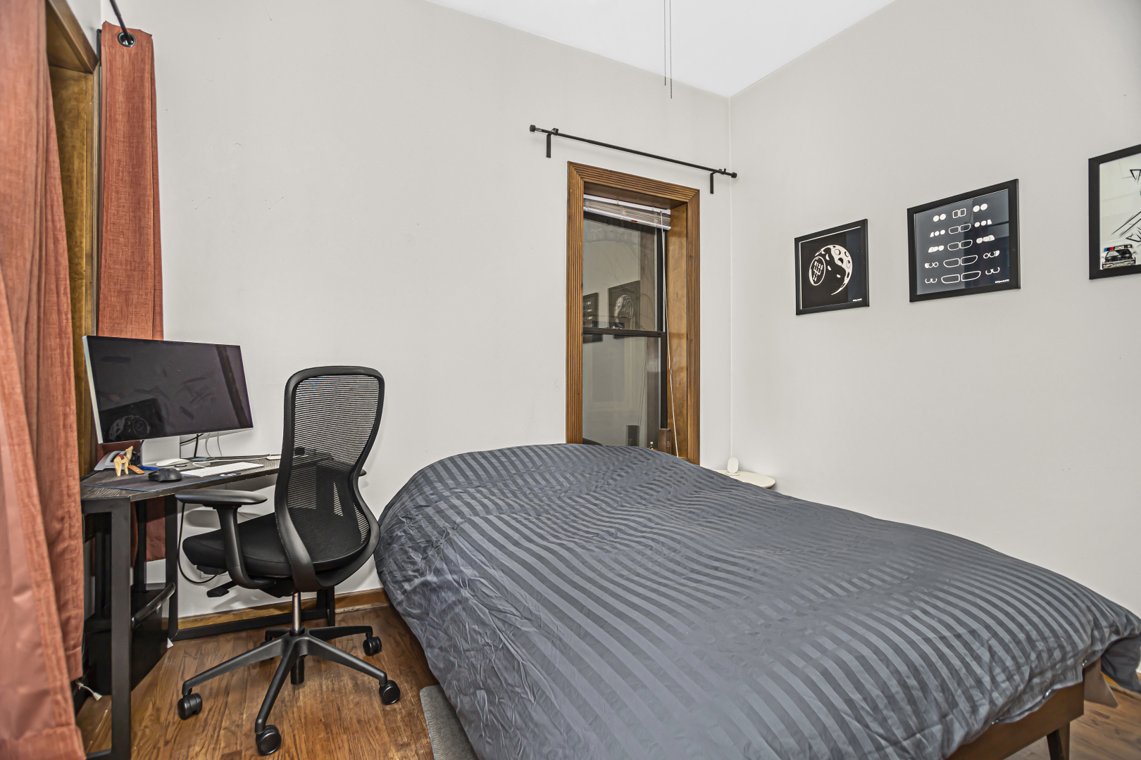 4030 North Sheridan Road, Unit 1R Chicago, IL 60613 - Photo 10 of 16 a workspace with furniture and a window