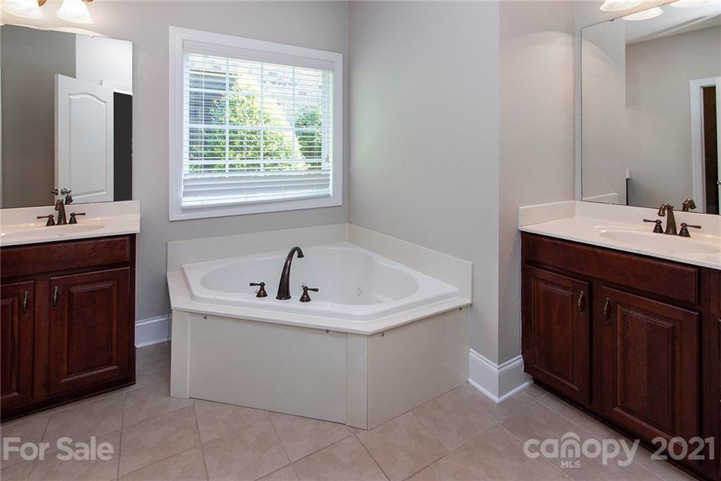 10617 Round Rock Road Charlotte, NC 28277 - Photo 15 of 28 a bathroom with a sink and a bathtub