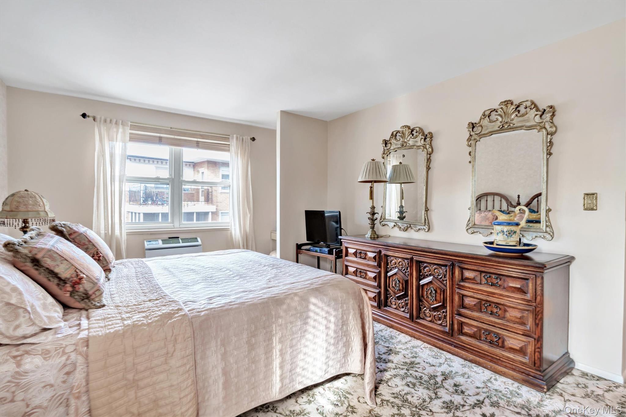 200 South Middle Neck Road, Unit J6 Great Neck, NY 11021 - Photo 12 of 22 a bedroom with a bed and wooden floor