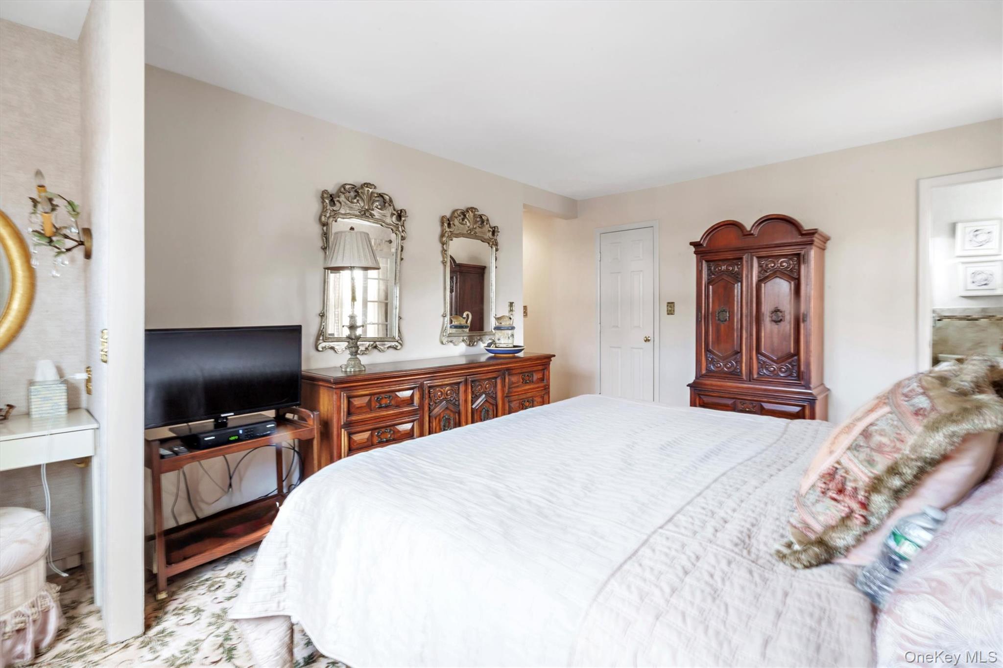 200 South Middle Neck Road, Unit J6 Great Neck, NY 11021 - Photo 13 of 22 a bedroom with a bed and a flat screen tv