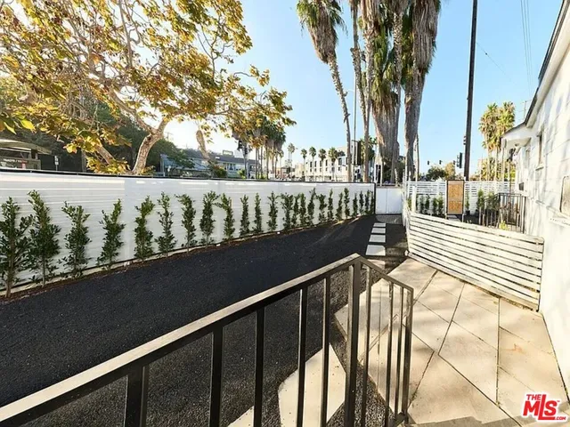 $4,755 | 582 Venice Blvd., Unit 2, Los Angeles, CA 90291