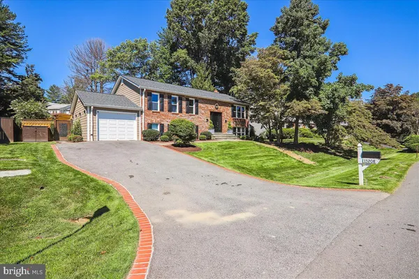 a view of a house with backyard