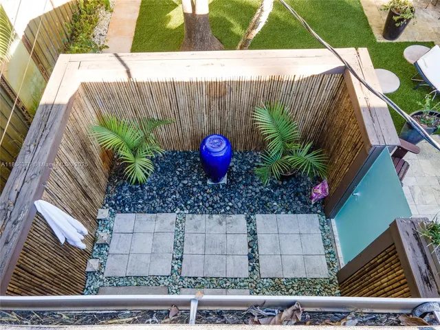 a view of a backyard