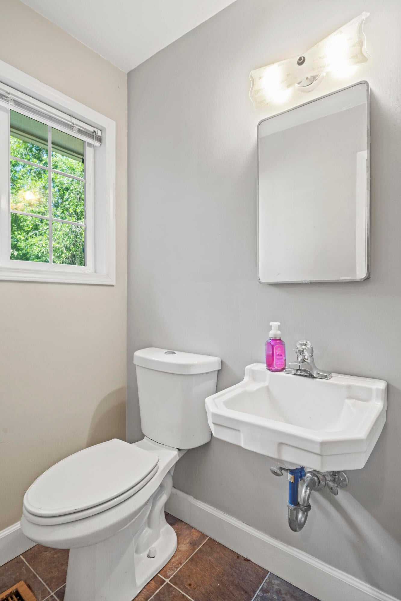 2116 Crestbrook Road Medford, OR 97504 - Photo 14 of 26 Back half bathroom