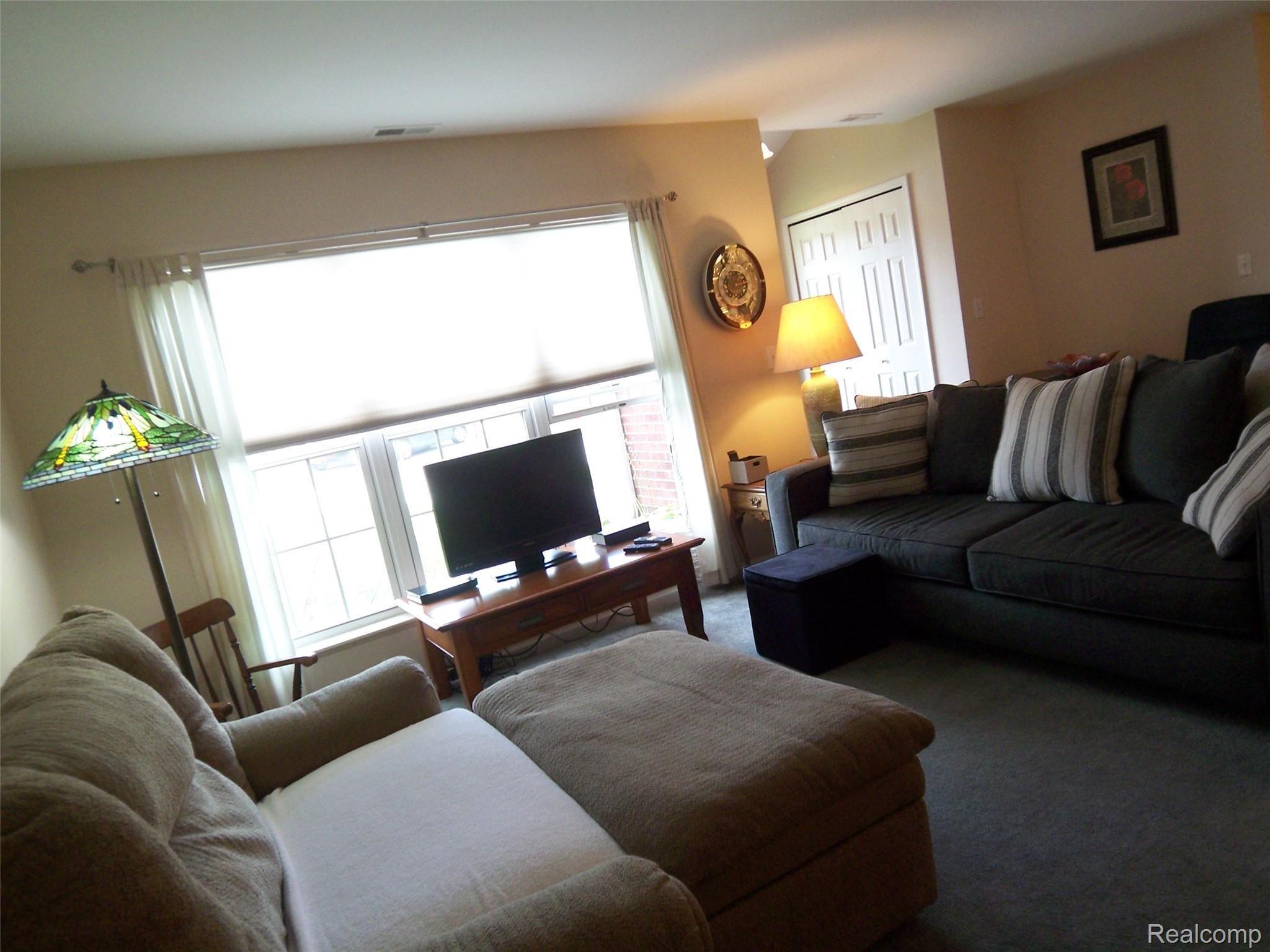 33492 Utica Road, Unit 4 Fraser, MI 48026 - Photo 7 of 24 100_1093.JPG