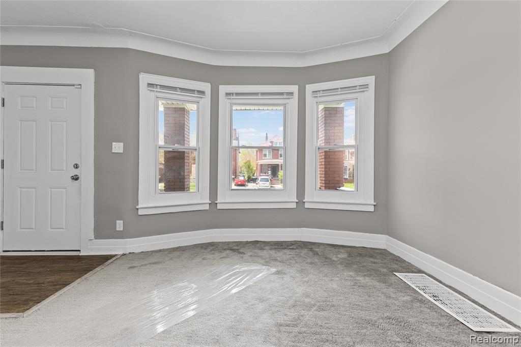 3010 Montclair Street Detroit, MI 48214 - Photo 15 of 61