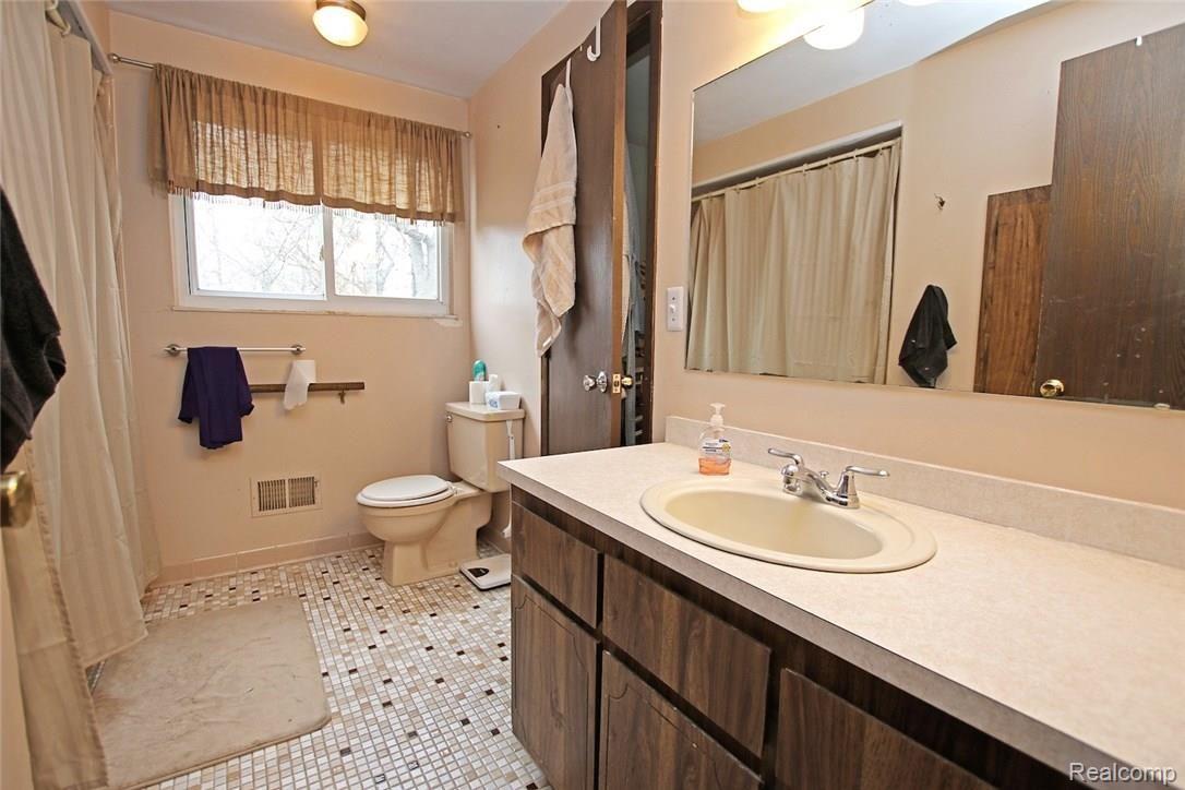 2418 Academy Road Holly, MI 48442 - Photo 13 of 37 13) Bathroom.jpg
