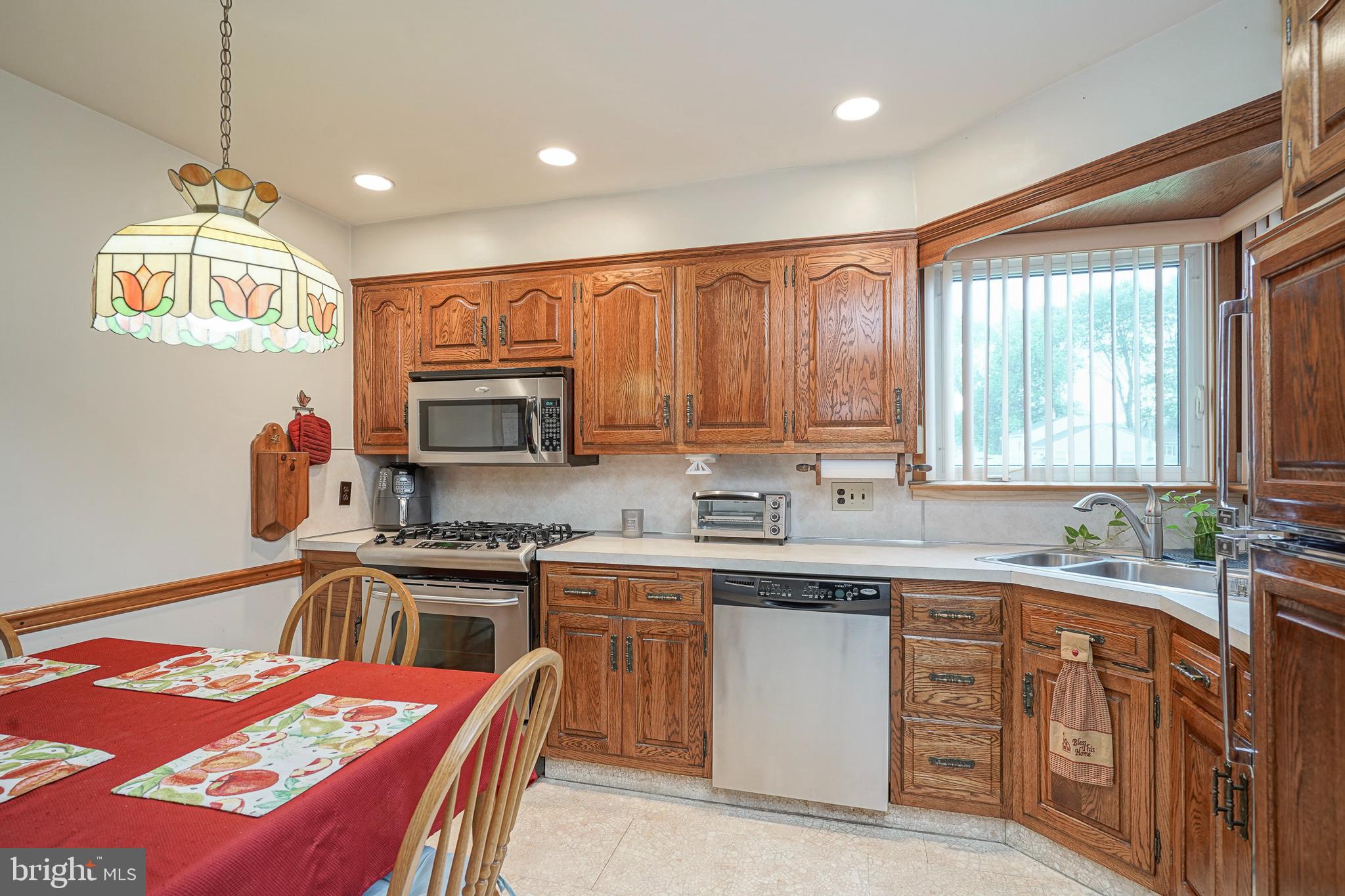 522 Cloverdale Road Blackwood, NJ 08012 - Photo 3 of 26 Kitchen