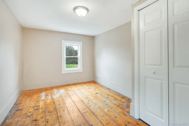 a view of empty room with window