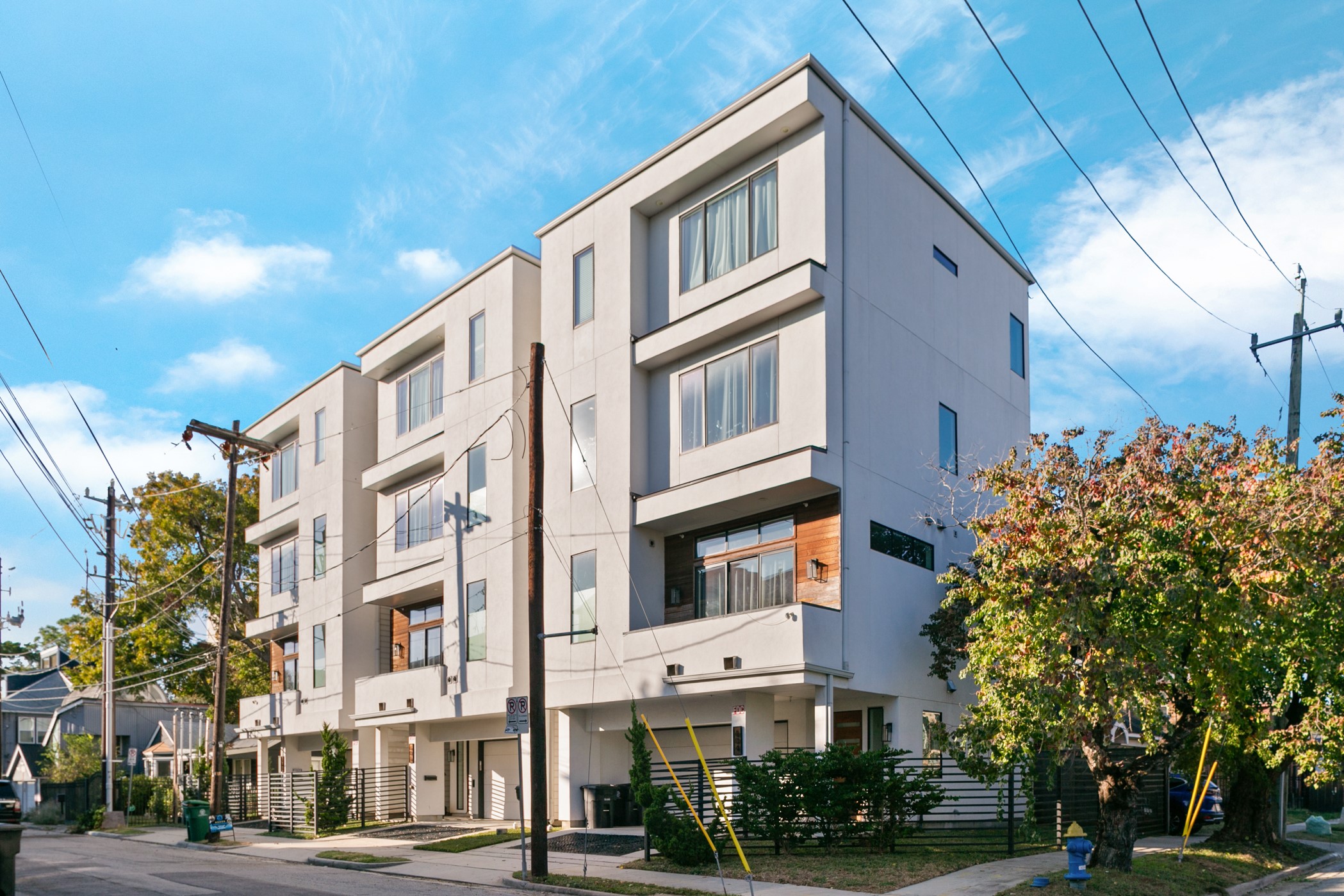 Welcome to 604 Oakley Street, a 4 bedroom 3.5 bath corner unit in prime Montrose location minutes from Downtown, the Museum District, and the Medical Center.