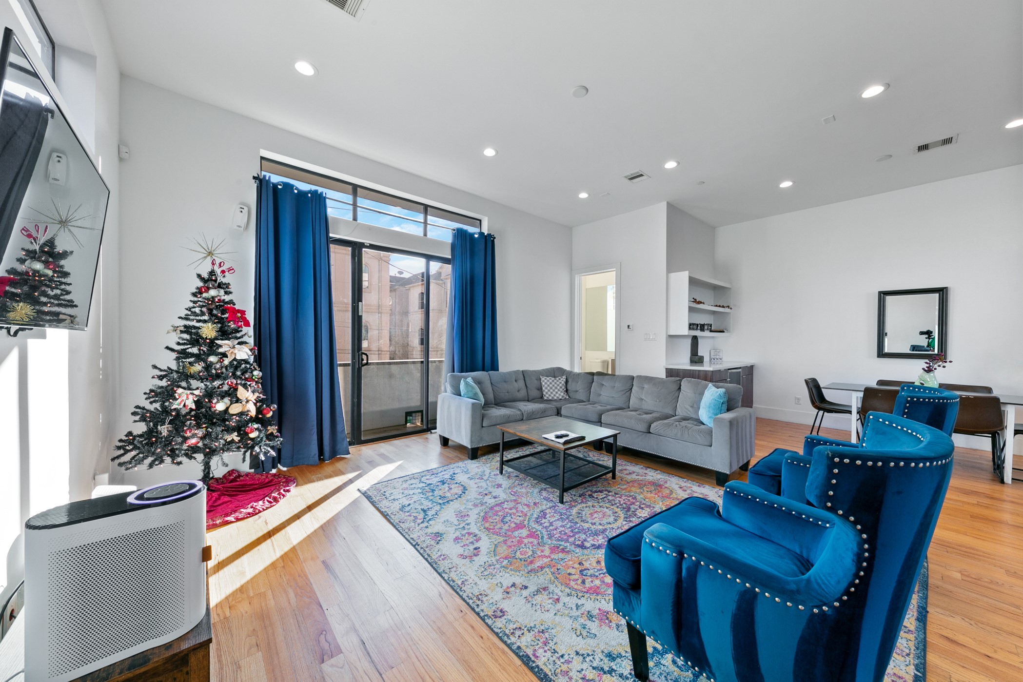 604 Oakley Street Houston, TX 77006 - Photo 11 of 38 Large sliding glass door off the living room brings in abundant natural light and easy access to the balcony.
