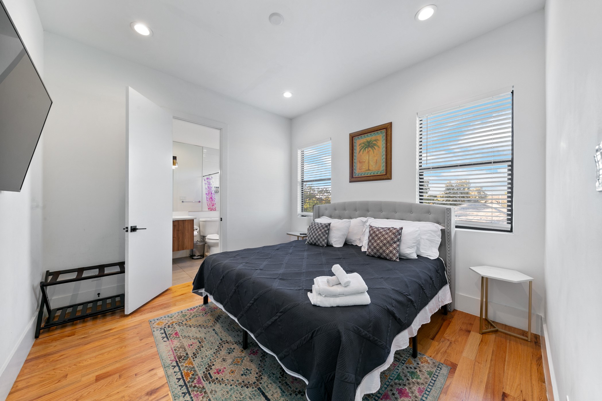 604 Oakley Street Houston, TX 77006 - Photo 26 of 38 Spacious second bedroom on the third floor, ideal for guests, an office, or a cozy personal retreat.