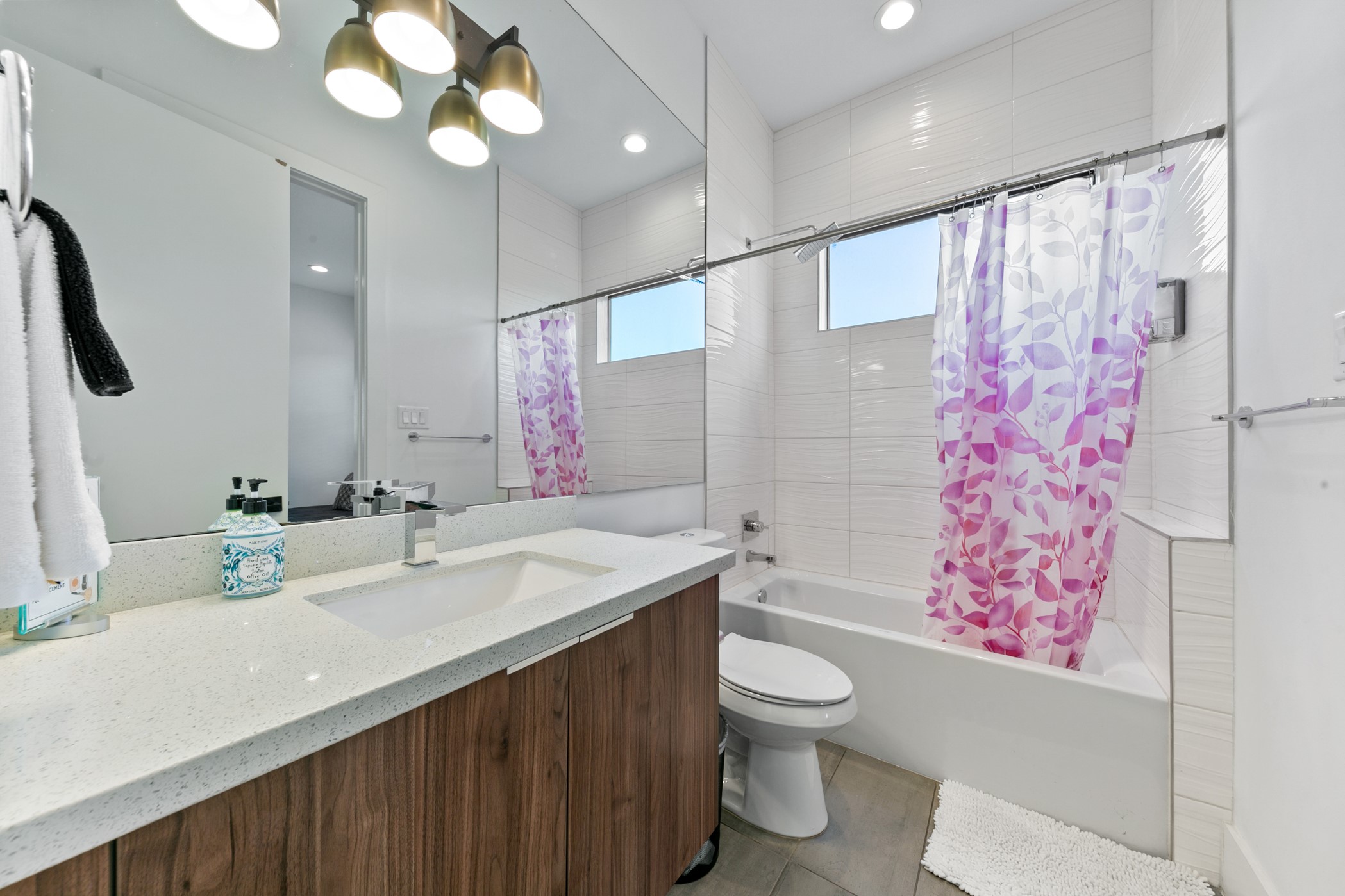 604 Oakley Street Houston, TX 77006 - Photo 28 of 38 This secondary bedroom includes its own en suite bath with a beautifully tiled tub and shower combo.
