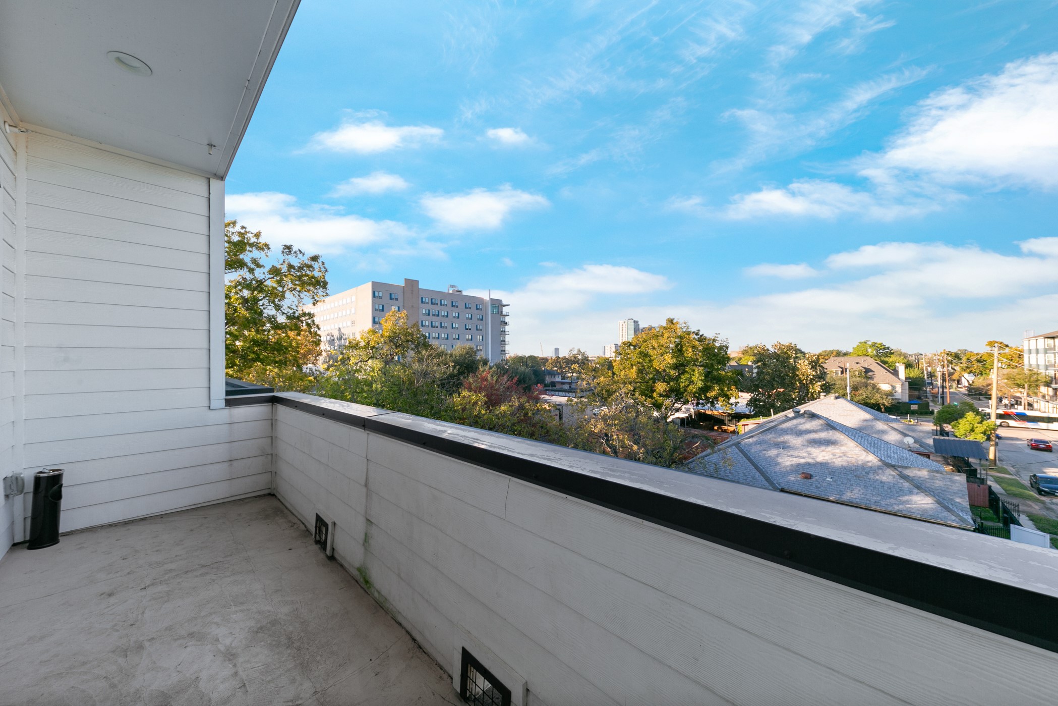 604 Oakley Street Houston, TX 77006 - Photo 35 of 38 Rooftop terrace offering expansive outdoor space perfect for relaxing, entertaining, and enjoying open air living with room for seating, dining, and gathering.