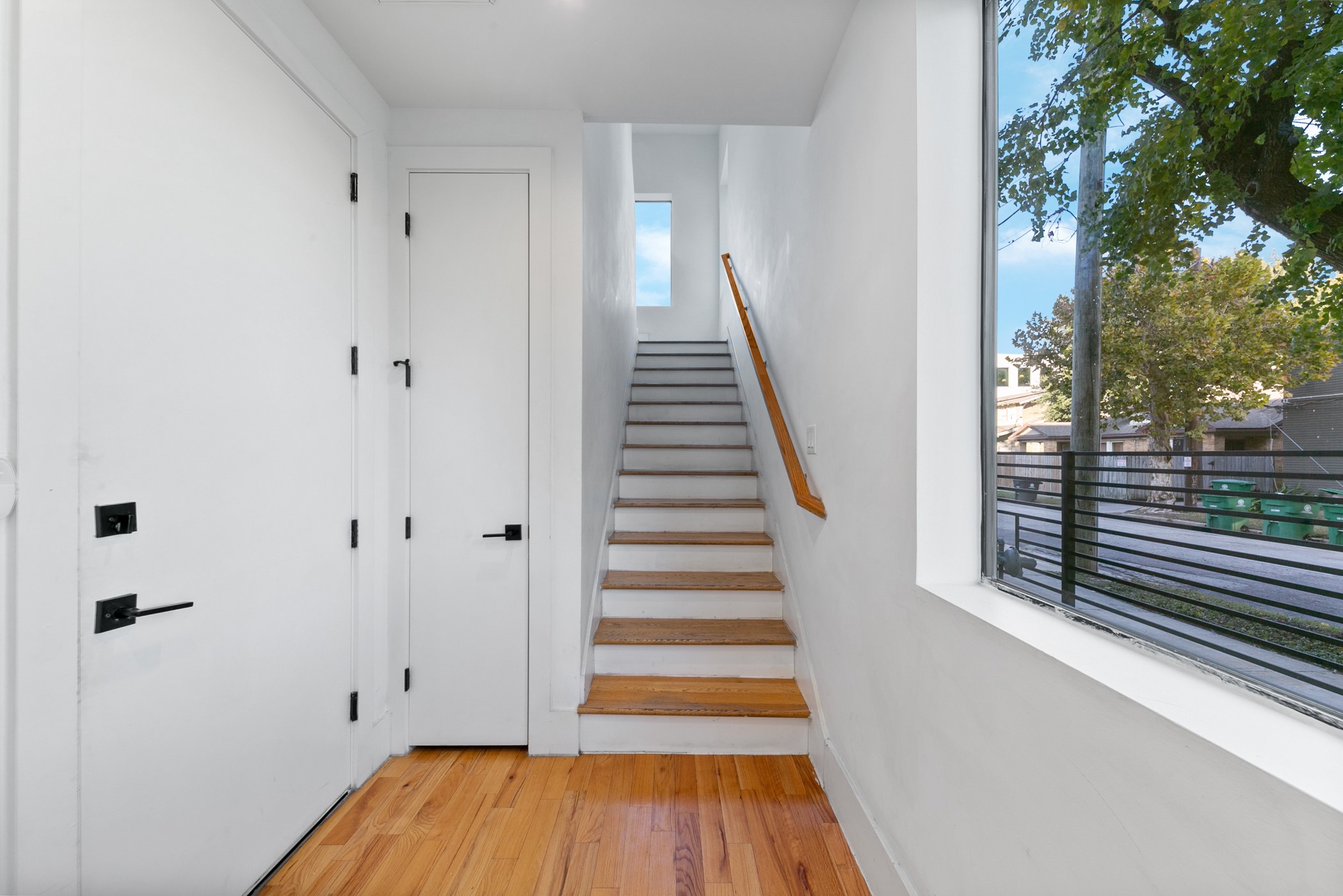 604 Oakley Street Houston, TX 77006 - Photo 4 of 38 A welcoming lower level entry highlighted by rich wood floors and matching wood tread stairs.