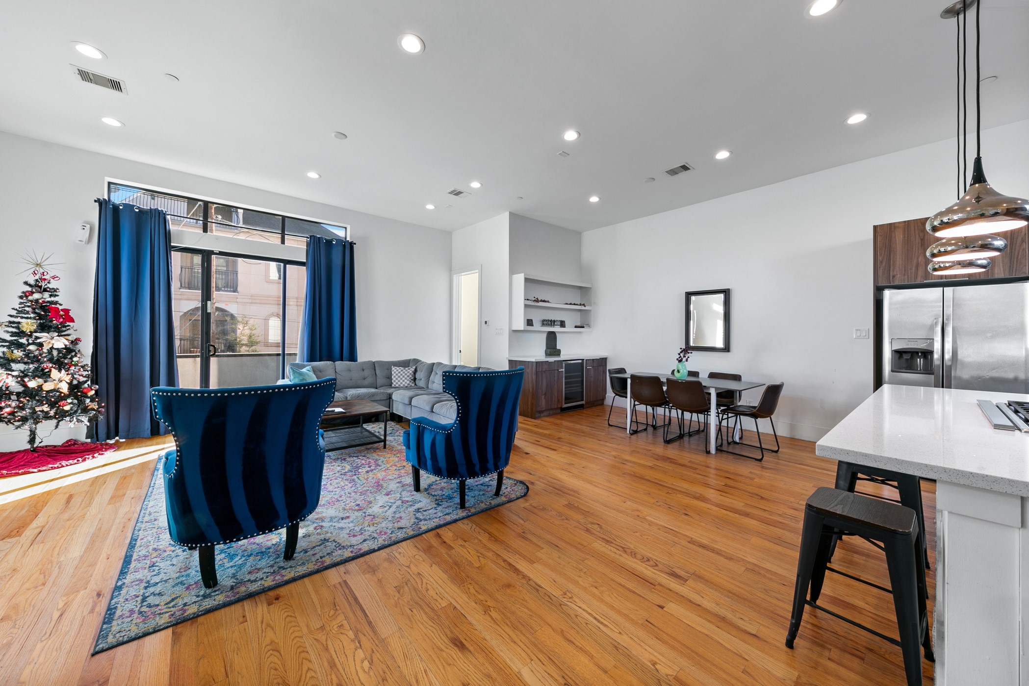 604 Oakley Street Houston, TX 77006 - Photo 8 of 38 Turnkey and fully furnished with immediate Airbnb income potential, offering a seamless setup for effortless hosting and strong rental demand.