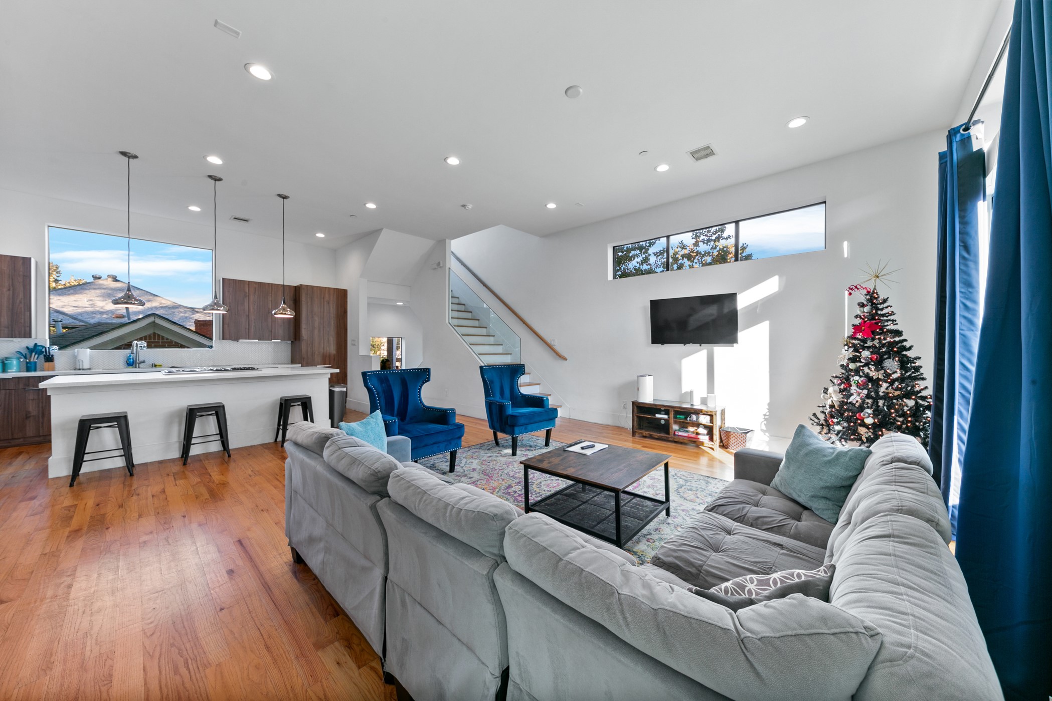 604 Oakley Street Houston, TX 77006 - Photo 10 of 38 Open layout designed for comfortable living and effortless flow between the kitchen and living areas on the second floor.