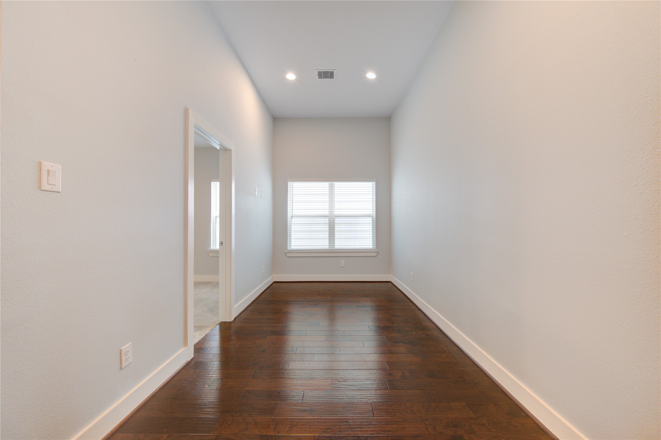 847 Rachel Street, Unit G Houston, TX 77091 - Photo 9 of 42 The secondary bathroom features a modern, elegant, and timeless design with refined finishes.