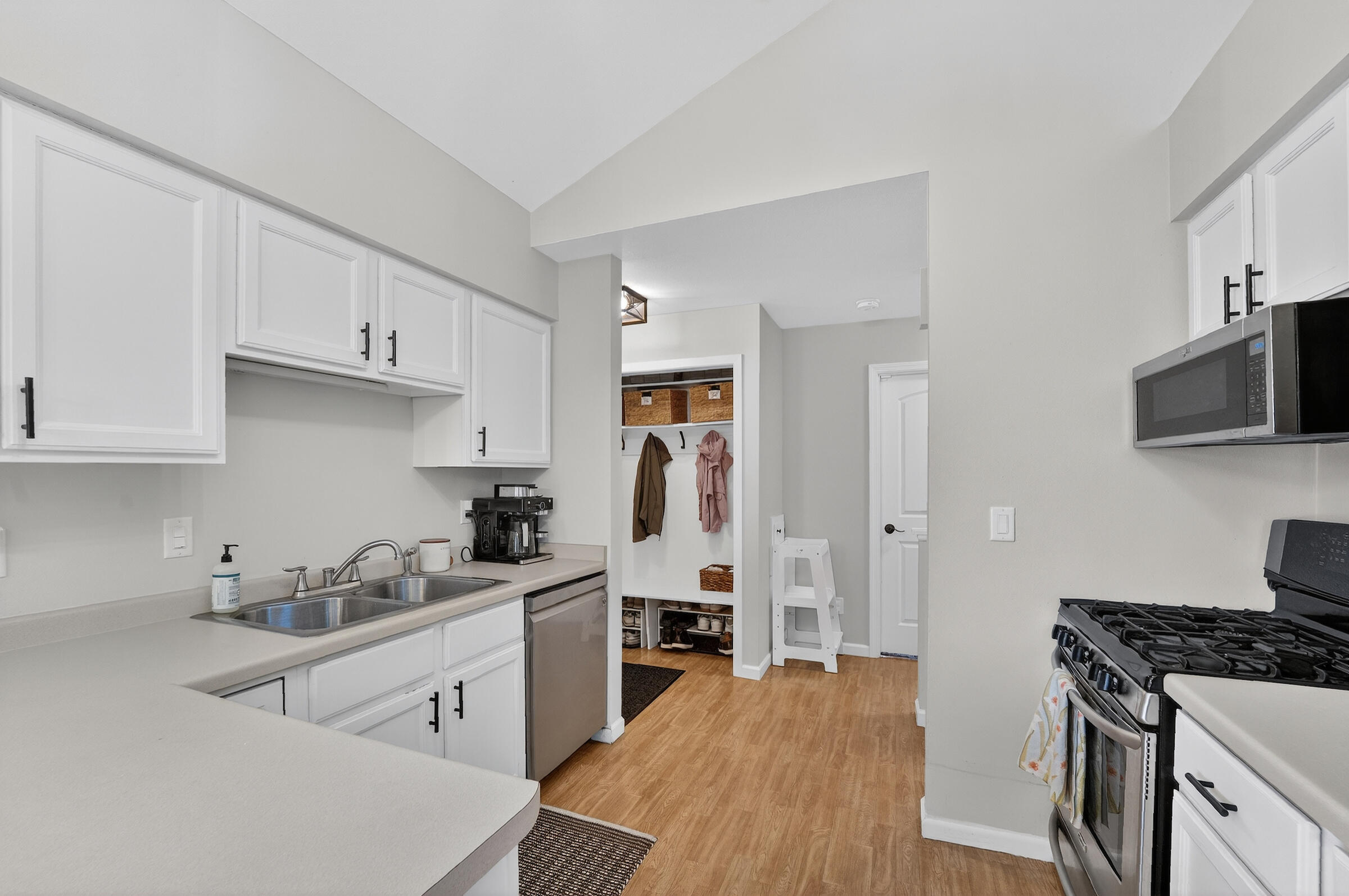 W199N17111 Ridgeway Drive Jackson, WI 53037 - Photo 8 of 29 Kitchen