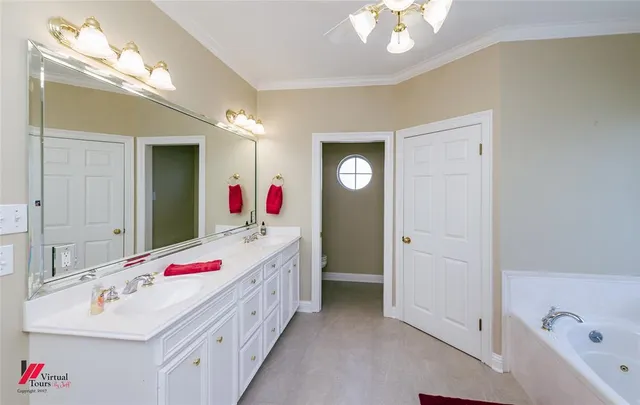 a en suite spacious bathroom with a sink mirror and a bathtub