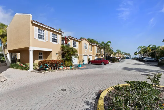 $1,850 | 1135 Lake Shore Drive, Unit 206, Lake Park, FL 33403