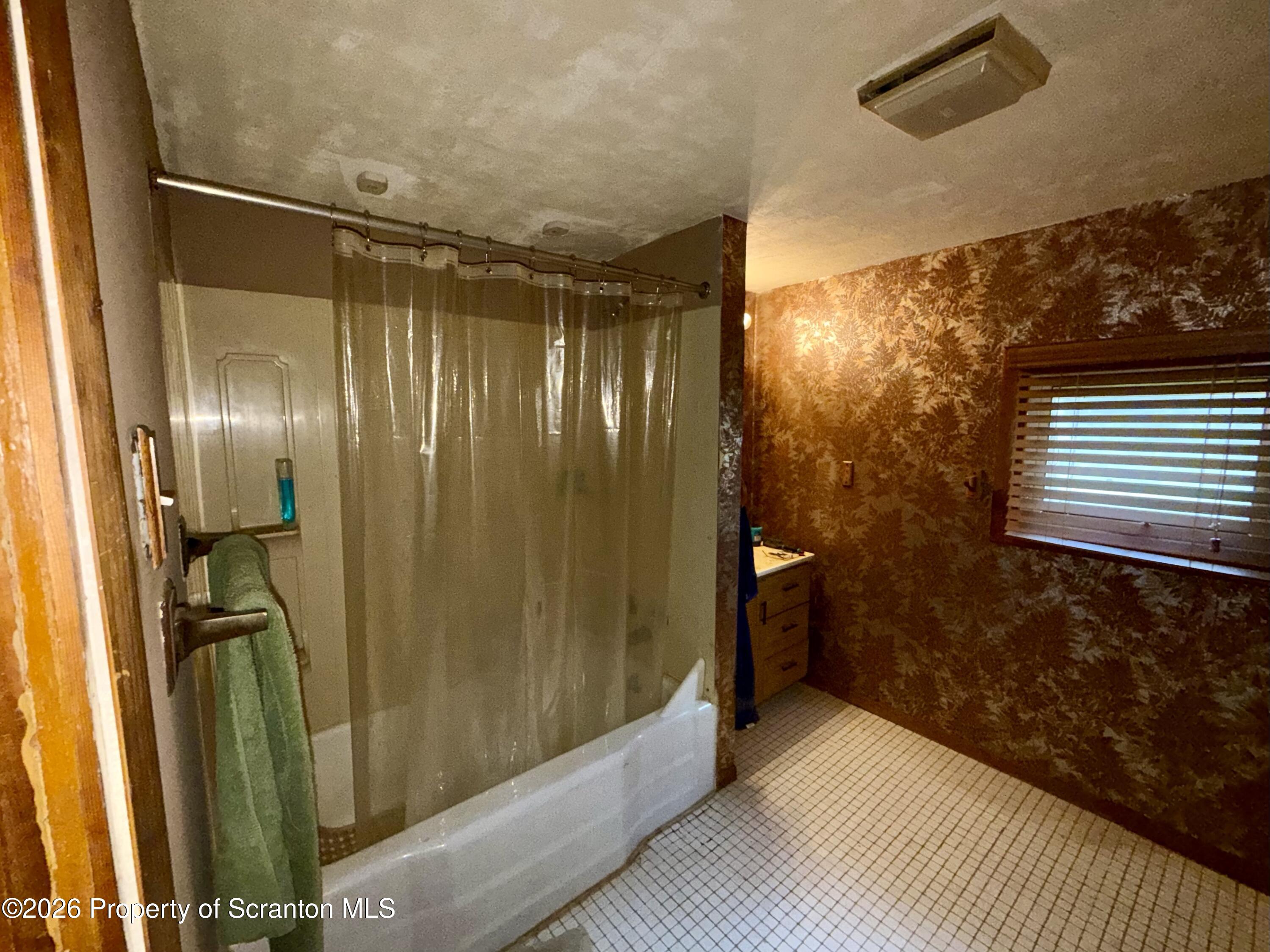 613 Grace Street Scranton, PA 18509 - Photo 33 of 50 Full Bathroom