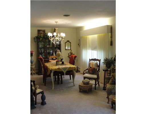 2670 Carousel Drive Springfield, OH 45503 - Photo 3 of 12