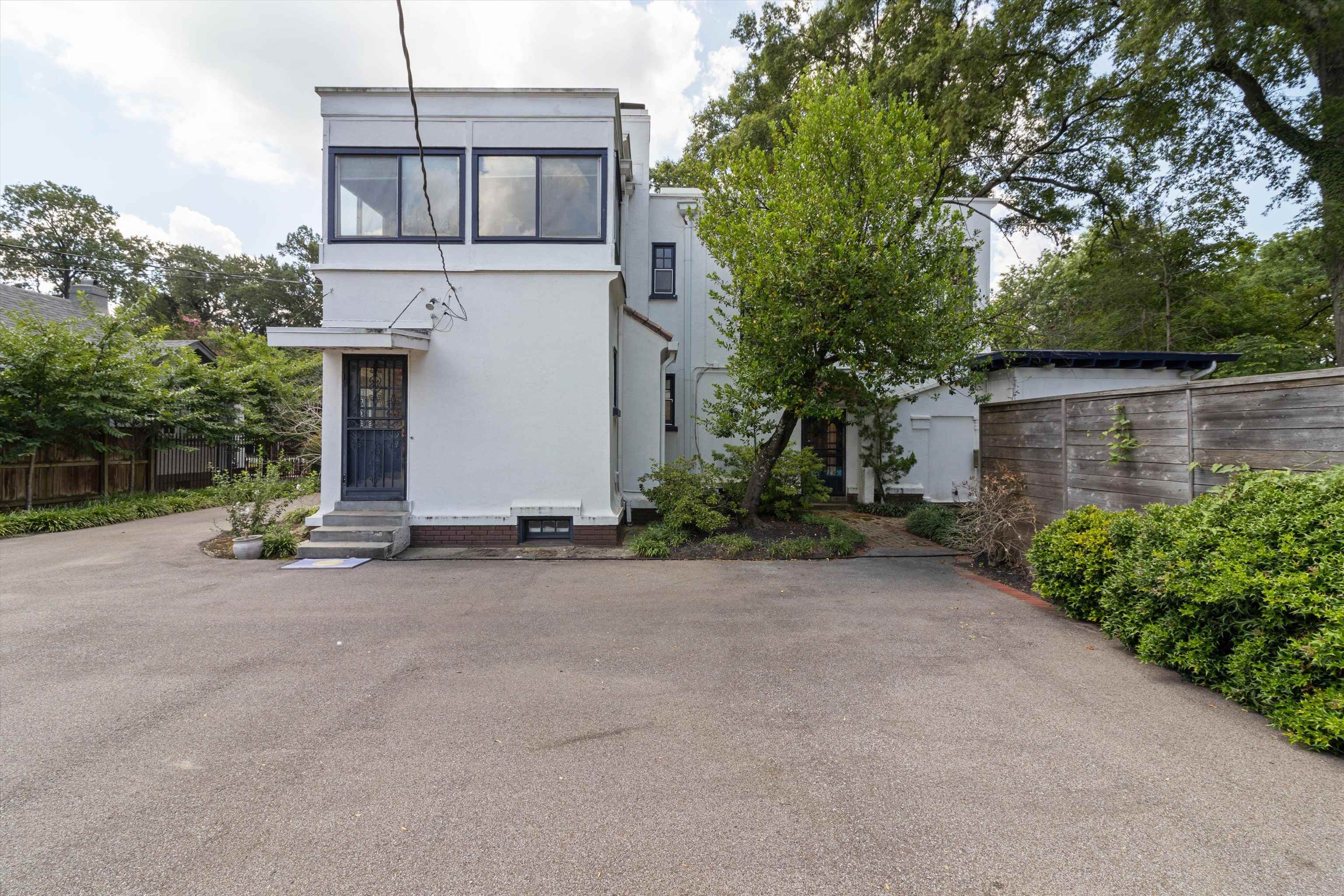 2346 North Strathmore Circle Memphis, TN 38112 - Photo 11 of 40 a view of a house with a street