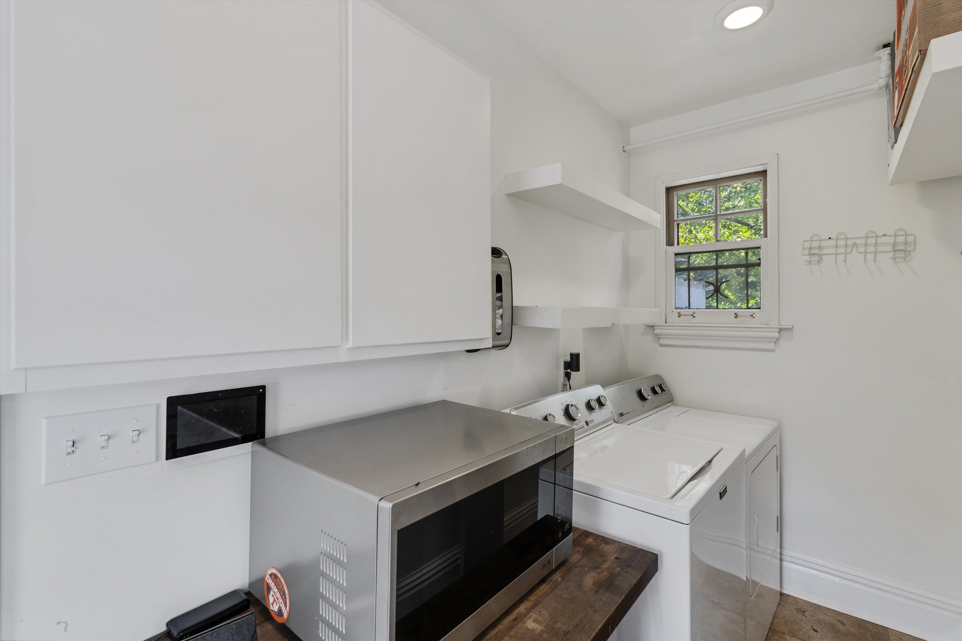 2346 North Strathmore Circle Memphis, TN 38112 - Photo 19 of 40 a utility room with dryer and washer