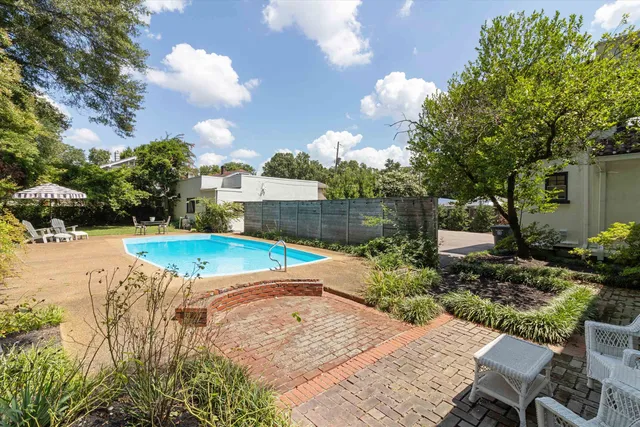 a view of a backyard