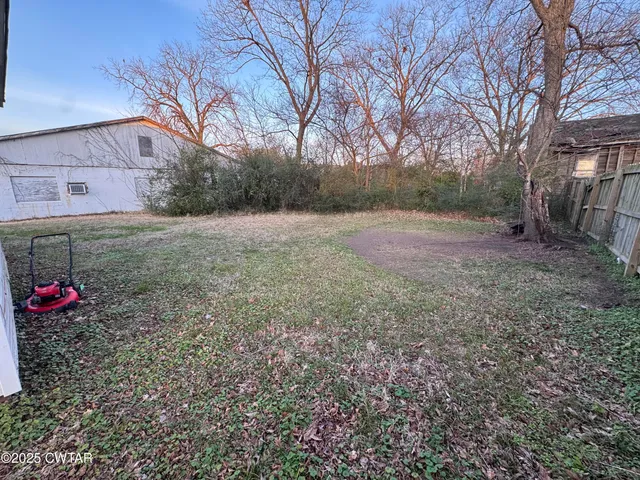 a view of a yard with a house