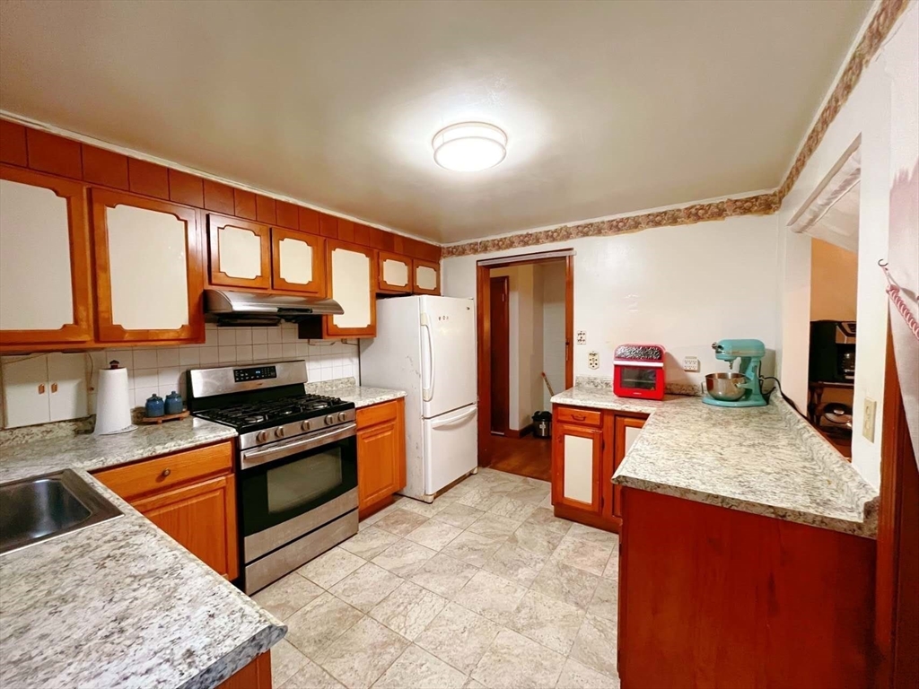 24 Grapevine Avenue Lexington, MA 02421 - Photo 6 of 15 Gallery Image 6
