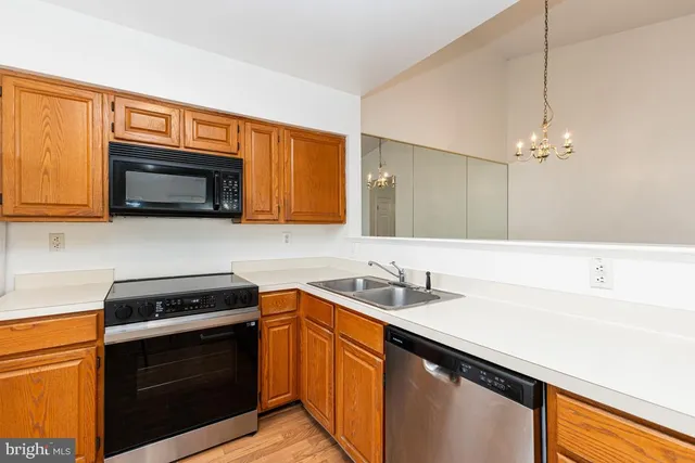 $1,950 | 9472 Scarlet Oak Drive, Unit 9, Manassas, VA 20110