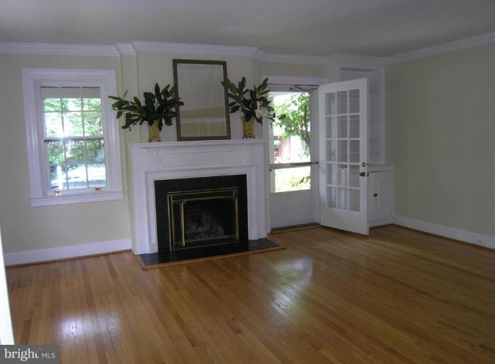 223 Hopkins Road Baltimore, MD 21212 - Photo 13 of 15 Living Room