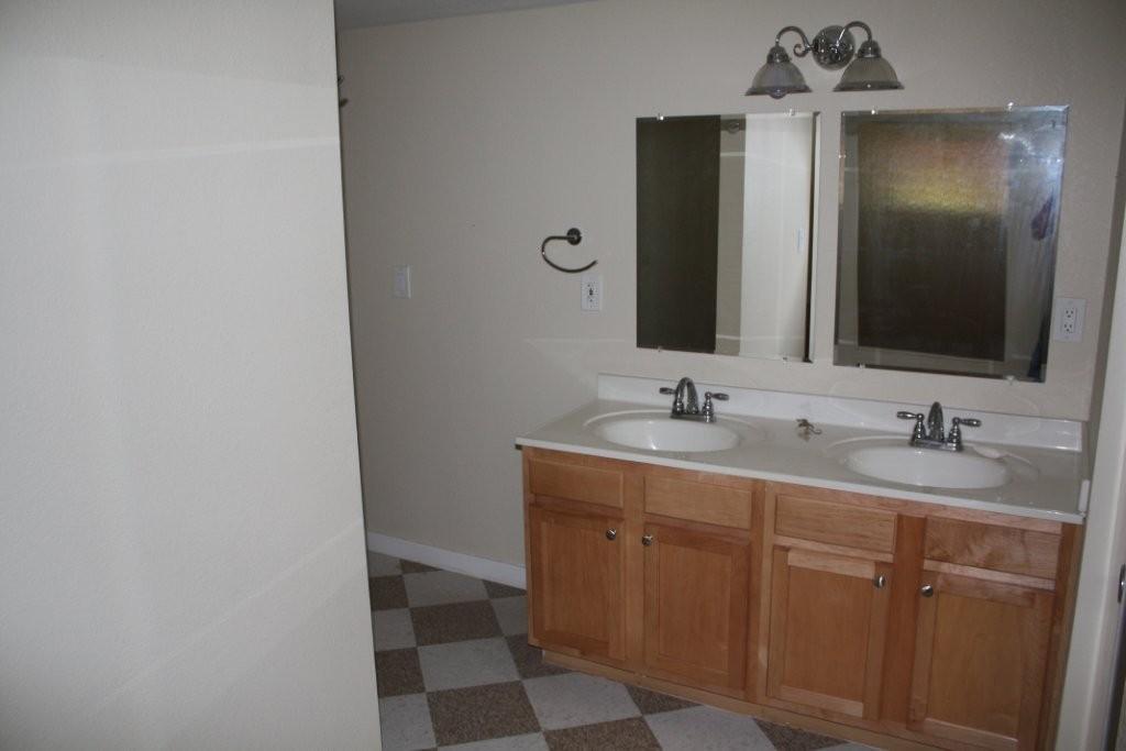 355 East Thomas Road, Unit 203 Phoenix, AZ 85012 - Photo 7 of 9 Master Bathroom