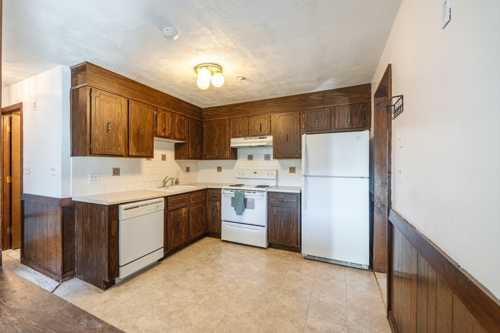 41 Spencer Road, Unit 26G Boxborough, MA 01719 - Photo 13 of 35 a kitchen with a sink stove and refrigerator