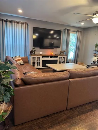 $2,300 | 1014 Scenic Drive, Granbury, TX 76048