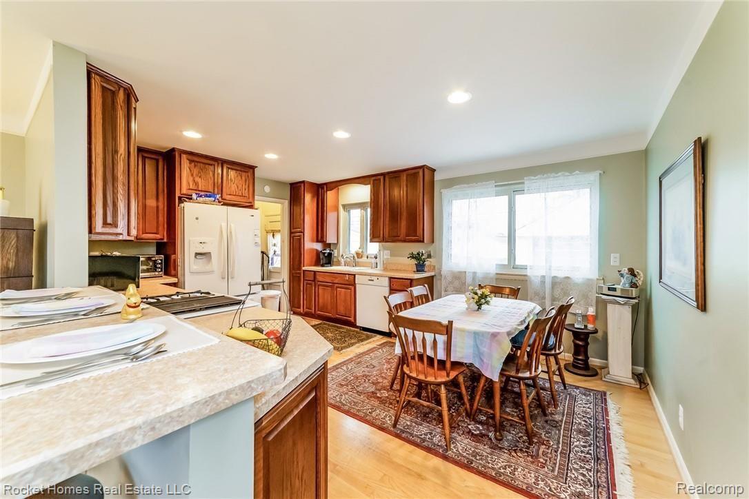 005-photo-dining-room-6970321.jpg