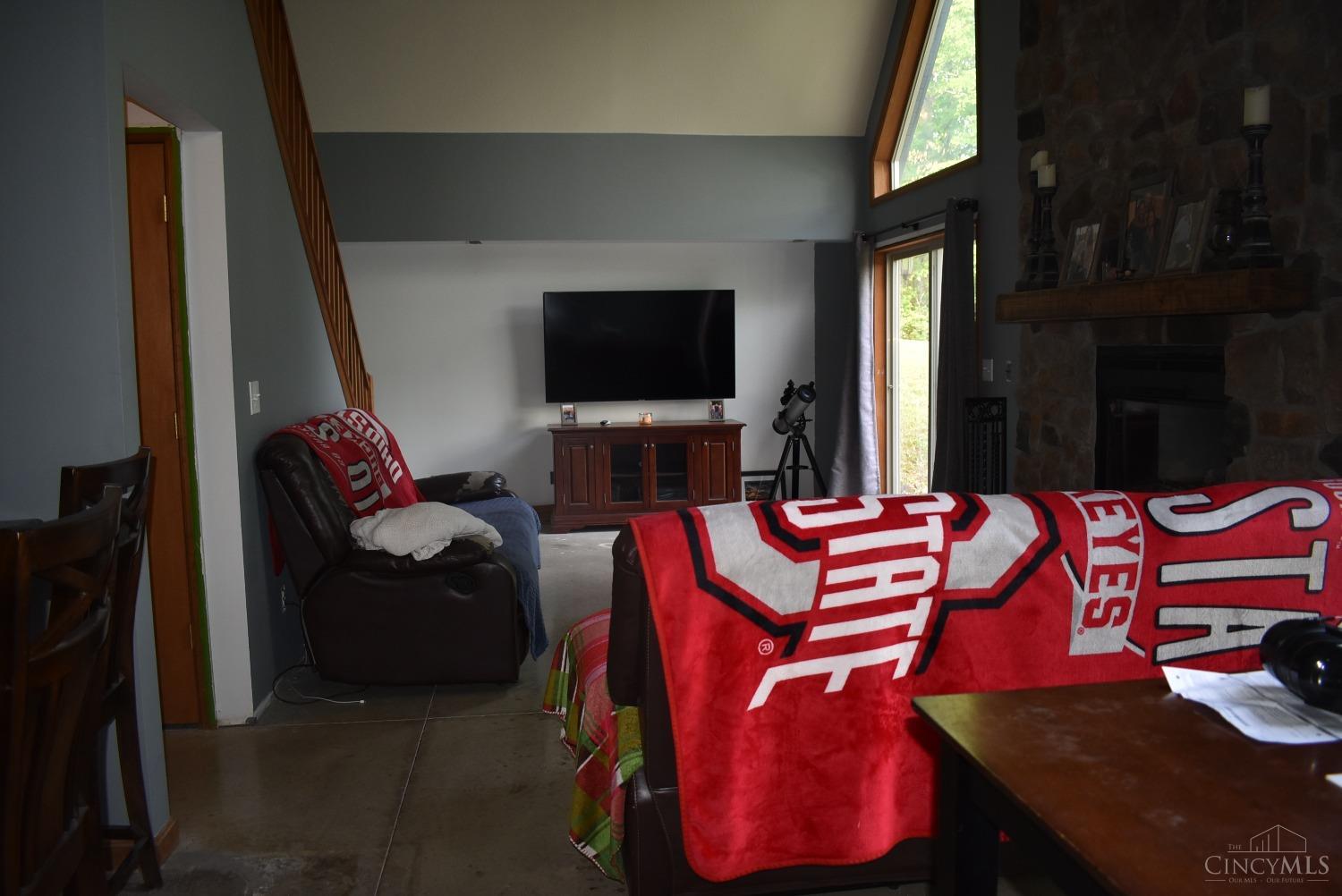 10600 Springer Road Hillsboro, OH 45133 - Photo 28 of 38 living room
