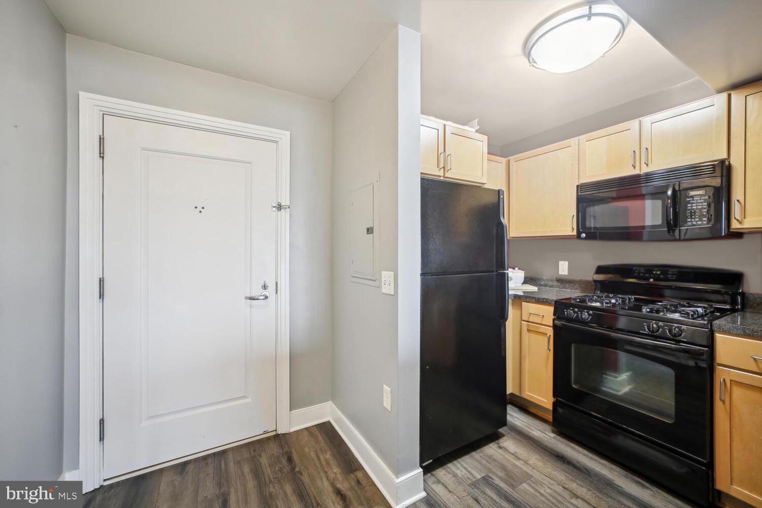 800 4th Street Southwest, Unit S717 Washington, DC 20024 - Photo 4 of 23 Large Open Kitchen