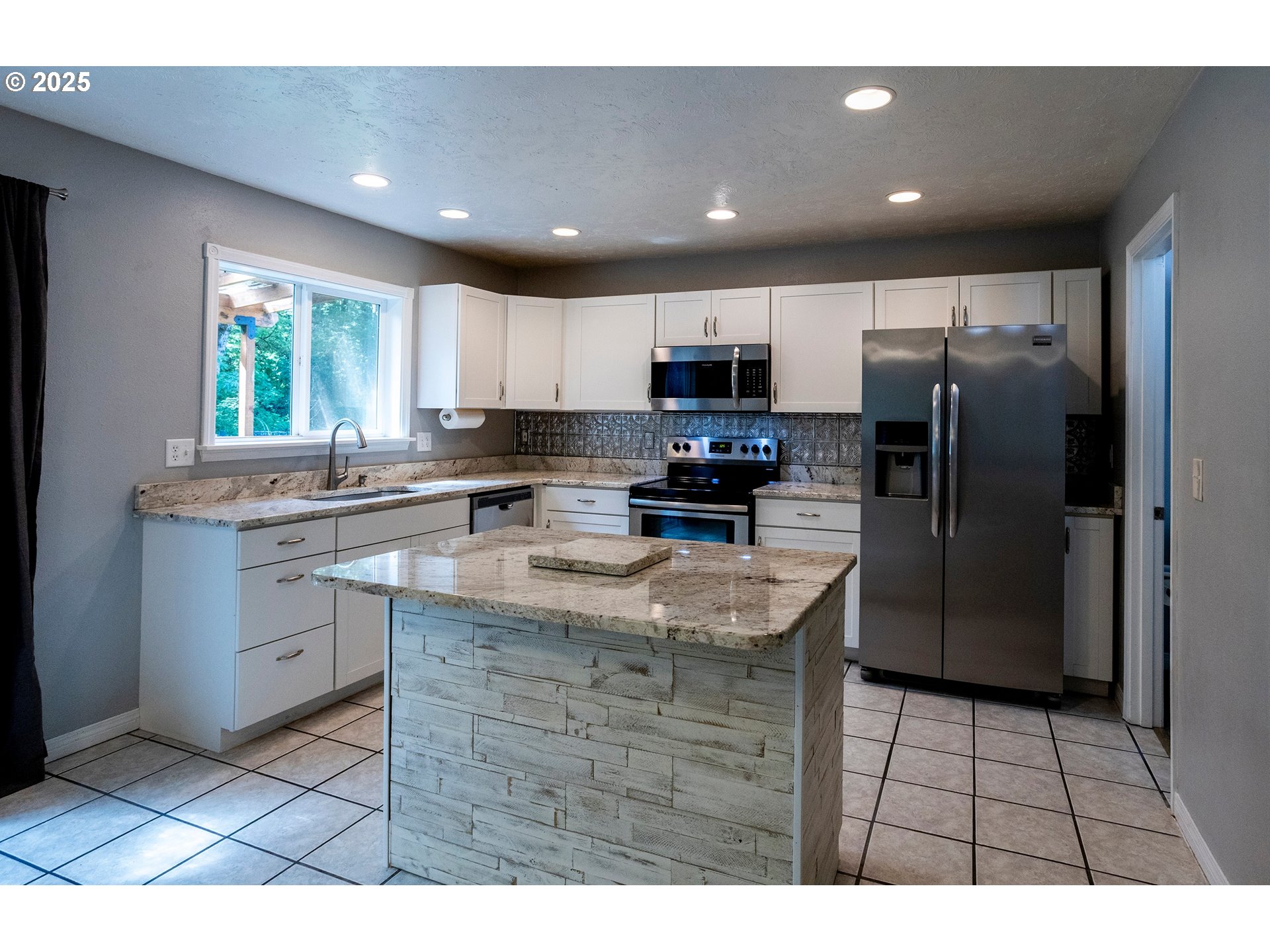 572 South 67th Street Springfield, OR 97478 - Photo 8 of 30 Kitchen