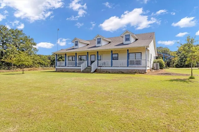 a view of a house with a yard