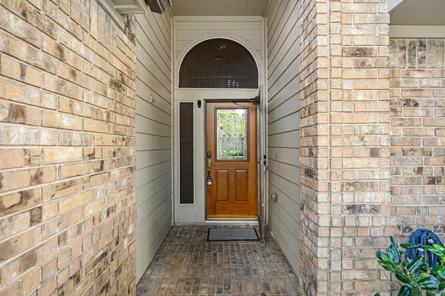 a view of entryway with a shower