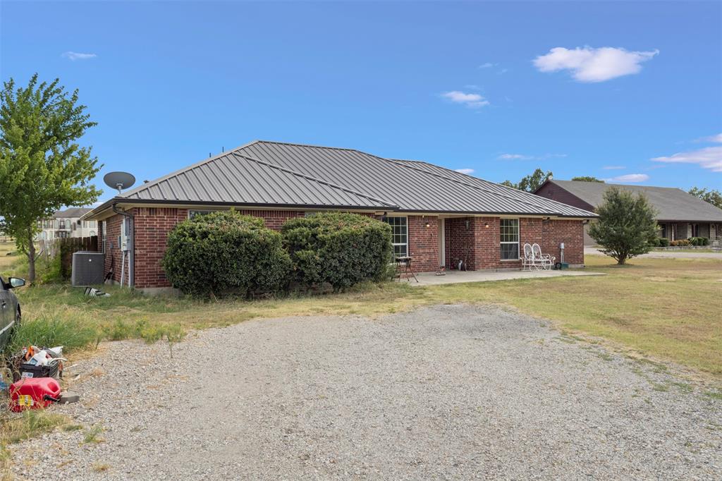 5215 Ganzer Road West Krum, TX 76249 - Photo 2 of 30 Gallery Image 2