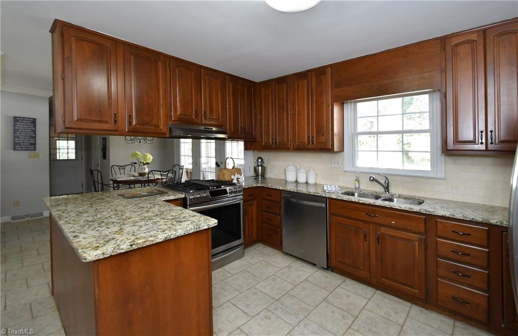 145 Bickerstaff Road Clemmons, NC 27012 - Photo 8 of 28 Kitchen