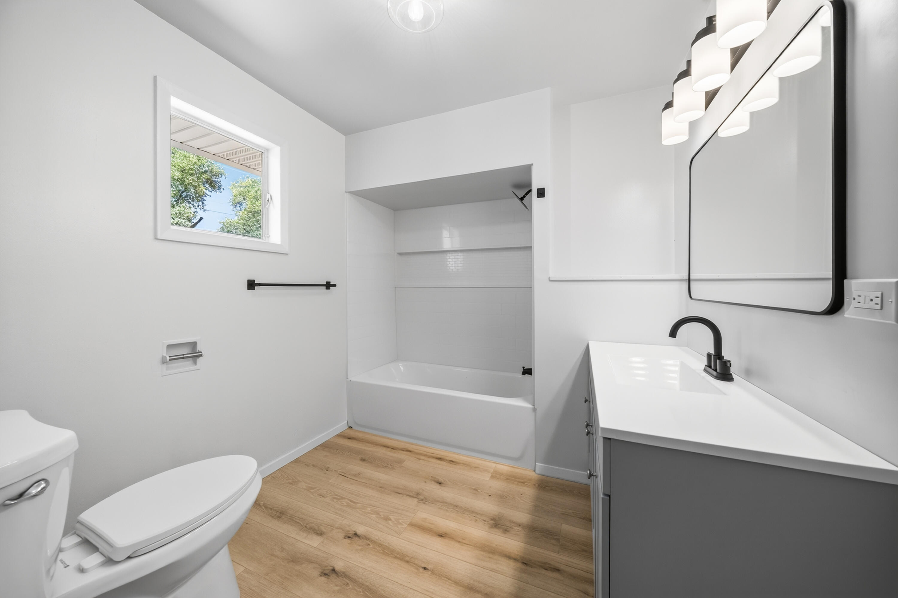 6851 Airport Road Redding, CA 96002 - Photo 15 of 26 Bathroom