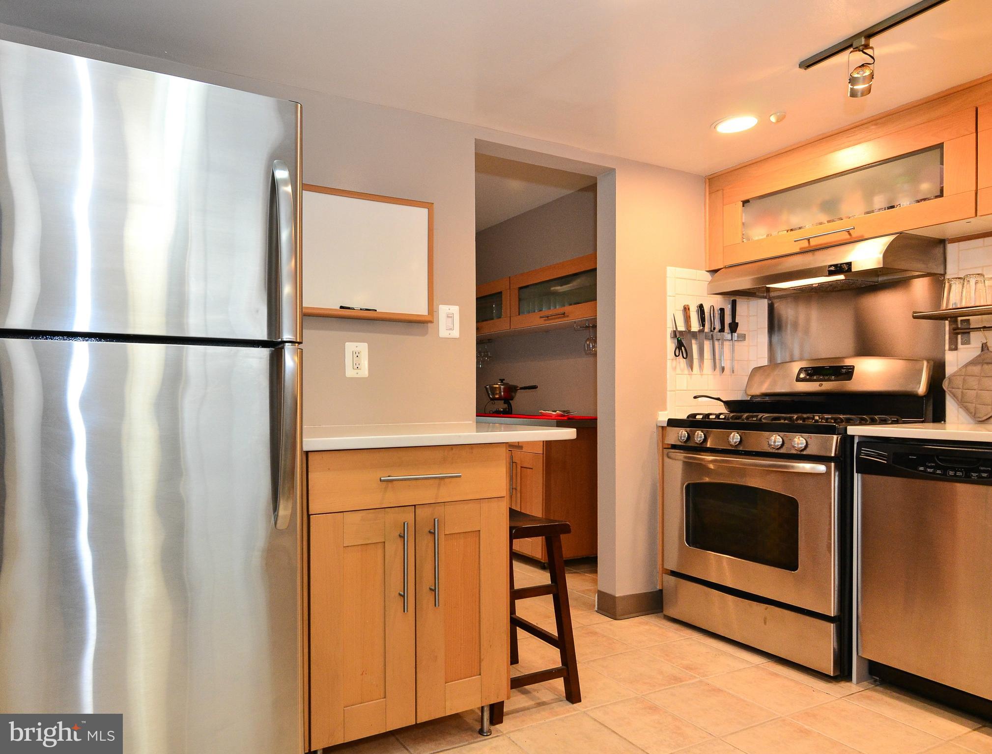 1406 Northgate Square, Unit 1A Reston, VA 20190 - Photo 7 of 38 Updated kitchen