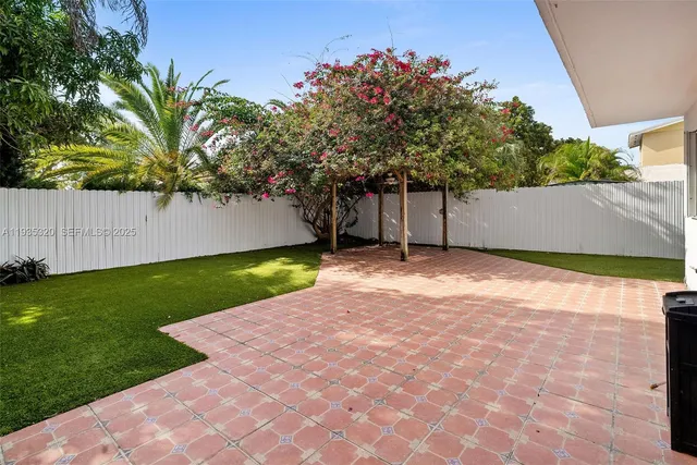 a view of a backyard